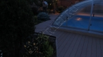 укладка террасной доски во дворе в частном доме вокруг закрытого бассейна