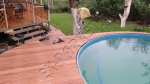 Монтаж уличного бассейна при помощи натуральной террасной доски Magestik Floor древесина Кумару