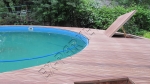 Монтаж уличного бассейна при помощи натуральной террасной доски Magestik Floor древесина Кумару