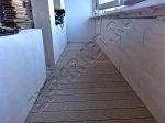 монтаж террасной доски из ДПК на балкончике в квартире