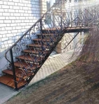 Укладка террасной доски Кумару на металлическое основание лестницы