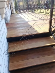 Укладка террасной доски Кумару на металлическое основание лестницы