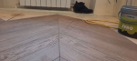 Укладка инженерной доски французская ёлка Vecchio parquet в офисе компании застройщика Кронверк