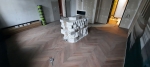 Монтаж инженерной доски французская ёлка Vecchio parquet на клей VerMeister Zero / офис Кронверк