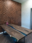 Монтаж натуральной деревянной мозайки Arabesco Сакура на стену